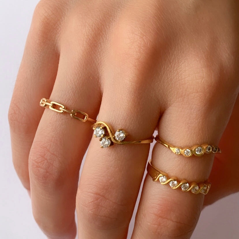 Anillo onda con zirconias