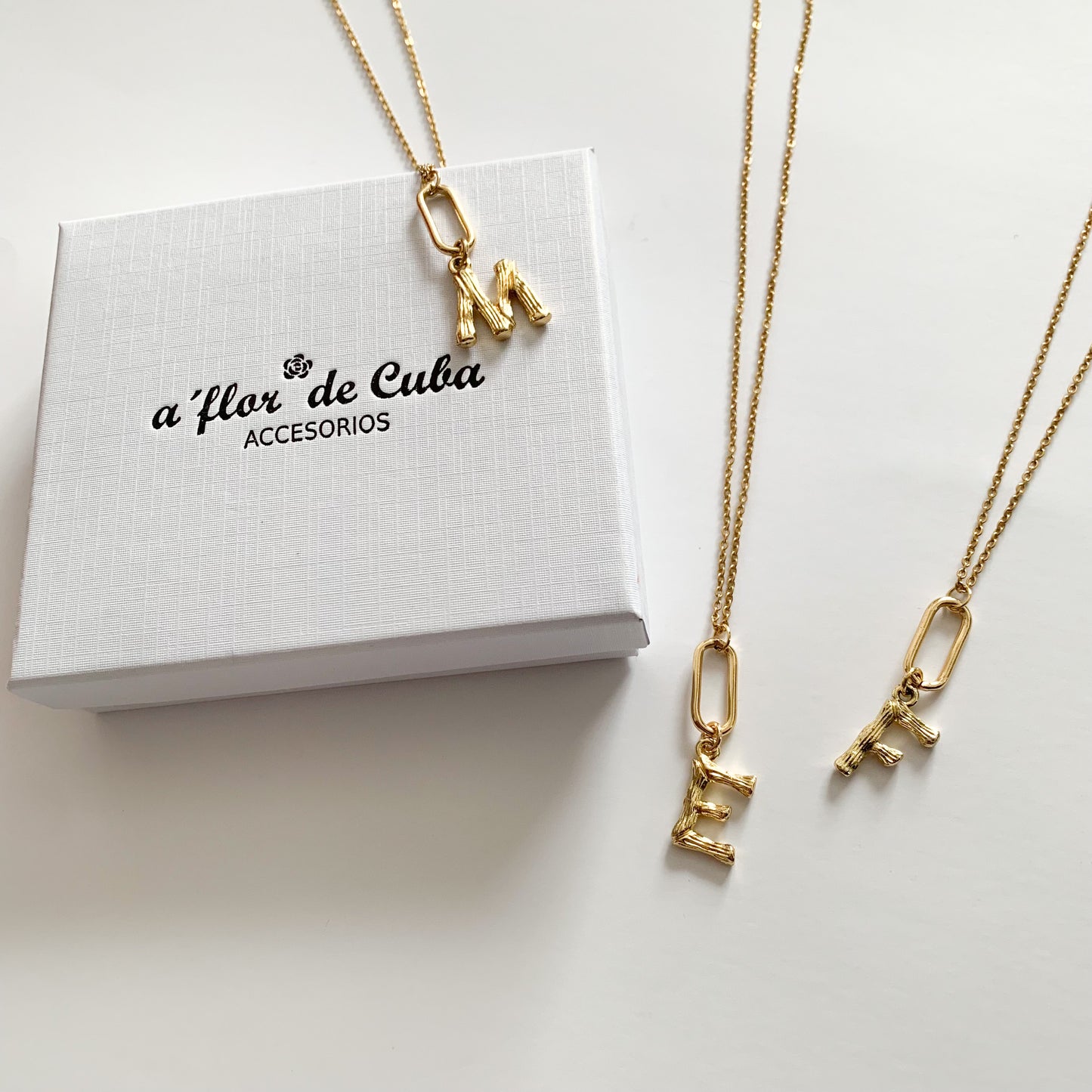 Collar letra barroca