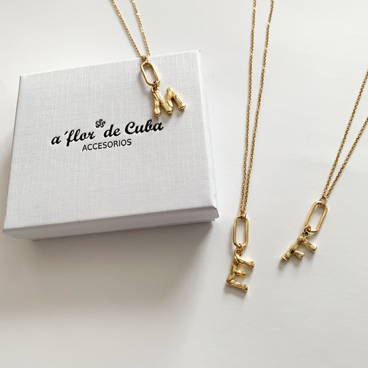 Collar letra barroca